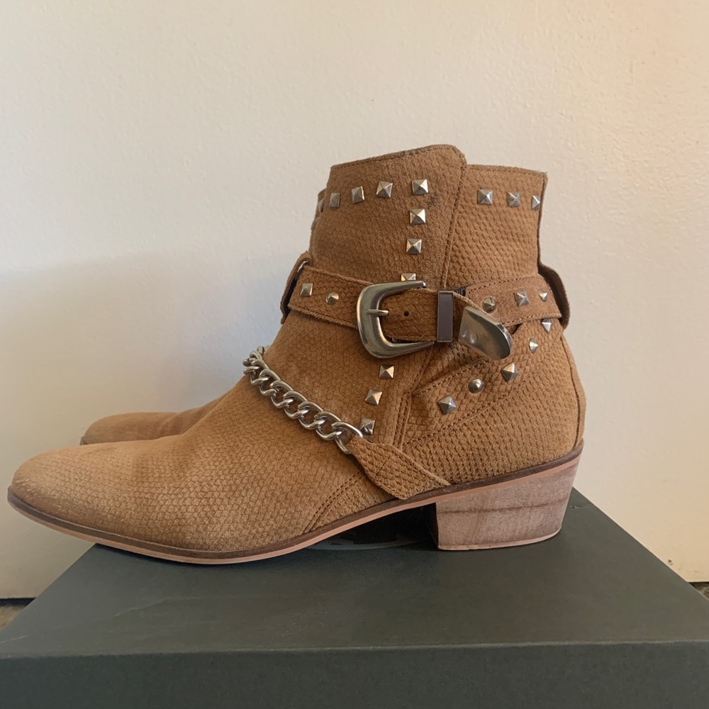 Tan trendy boot